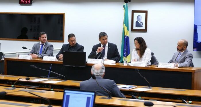 Diego Garcia (C) destacou aumento do tempo de tela entre crianças após a pandemia - (Foto: Vinicius Loures/Câmara dos Deputados)