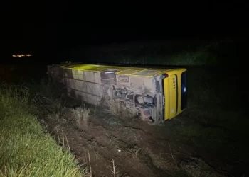 Paraná: Ônibus que levava funcionários de fábrica de celulose tomba e deixa feridos na BR-277
