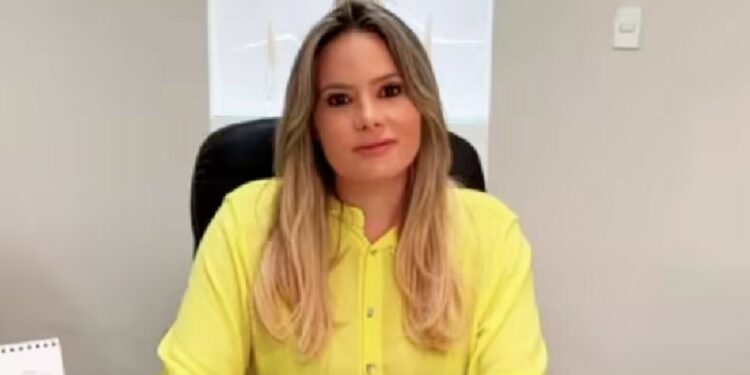 A prefeita de Nova Russas, Giordanna Mano, reduziu o próprio salário está sendo aplaudida nas redes sociais. - Foto: divulgação