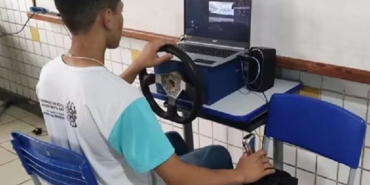 Daniel Lima Silva, de 17 anos, transformou o lixo do ferro-velho em um equipamento de simulação de corrida automobilístico, chamado de “G27” - Foto: reprodução / GOV ES