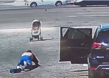 Homem salva bebê em carrinho desgovernado rumo a avenida movimentada. Vídeo