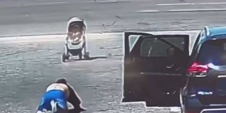 O homem que passava pela calçada viu o carrinho do bebê desgovernado, pensou rápido e salvou a criança - Foto: Reprodução/The Independent