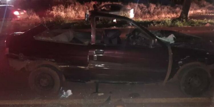 Ao todo, sete pessoas estavam no carro, que ficou destruído (Foto: Polícia Rodoviária Estadual)
