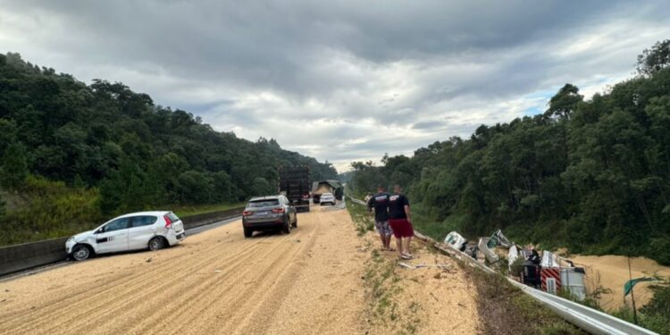 Acidente interditou parte da rodovia e trânsito é lento na região dos Campos Gerais (Foto: PRF)