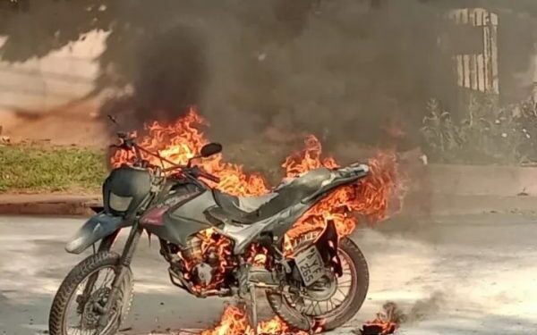 Motocicleta pega fogo e é destruída pelas chamas em Paranavaí. Foto: Ditran