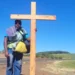 Peregrino carrega cruz de mais de 30kg por mais de 150km até santuário para propagar fé no Paraná