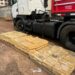 Uma tonelada de droga é localizada em tanque de combustível e pneus de carreta