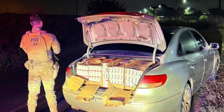 O condutor não obedeceu a ordem de parada e fugiu em alta velocidade (Foto: PRF)