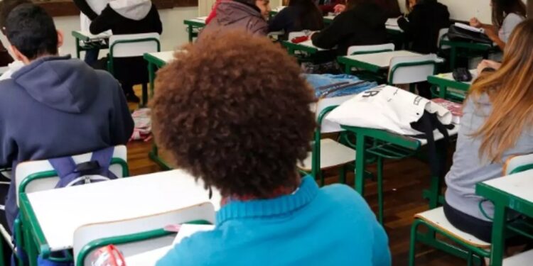 Cerca de 200 profissionais de psicologia atuarão em colégios - (Foto: Hedeson Alves / SEED)