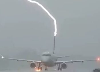 Raio atinge avião com passageiros durante pouso