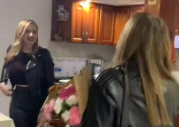 Mãe fica cinco anos sem ver a filha e não a reconhece no reencontro