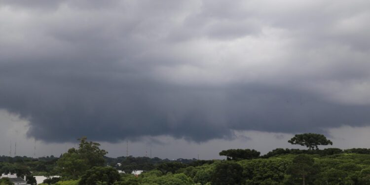 Previsão alerta para chuva extrema, ventania e ressaca no Sul do Brasil. Foto: Gilson Abreu/AEN