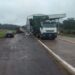Paraná: Caminhão bate em estrutura e cobertura despenca sobre veículo na BR-487