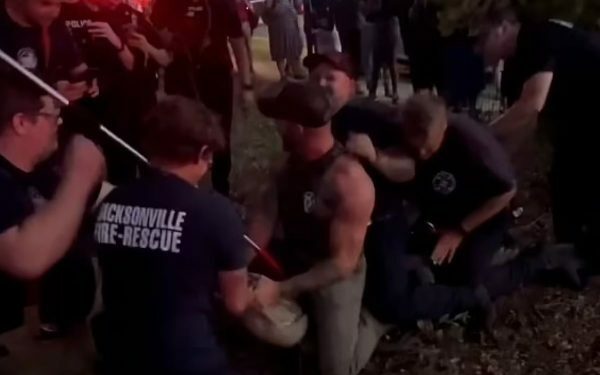 O animal tentou se soltar, mas perdeu a batalha contra o homem (Foto: reprodução/Daily Mail)
