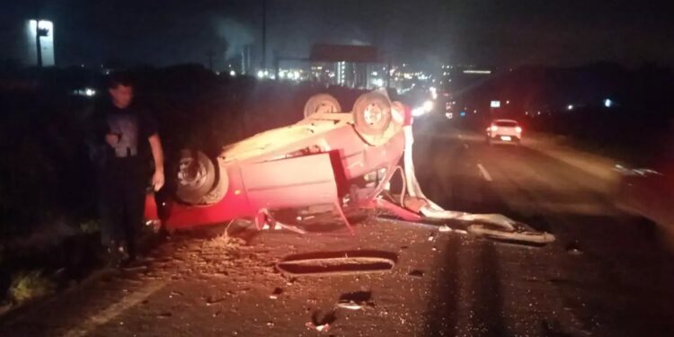 Carro capotou e só parou na pista contrária da BR-376 (Foto: Divulgação/ PRF)