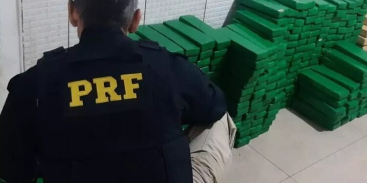 Droga foi apreendida em carro fugitivo (Foto: PRF)
