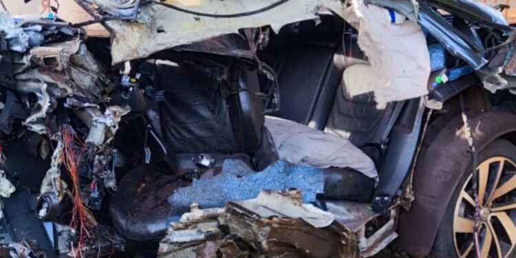 Automóvel parou dentro do quintal de uma residência (Foto: Corpo de Bombeiros)