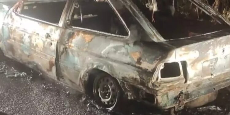 Carro da vítima ficou destruído com o incêndio (Foto: Reprodução / PMPR)