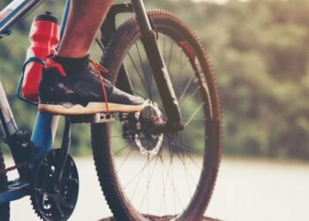 Ciclista de 20 morre ao bater no carro conduzido pelo pai