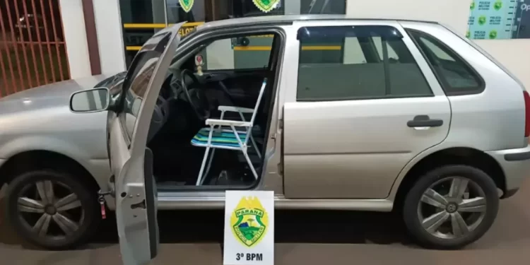 Motorista foi flagrado dirigindo carro com cadeira de praia (Foto: Divulgação / PMPR)