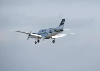 Piloto de avião passa mal e passageiro assume controle do voo