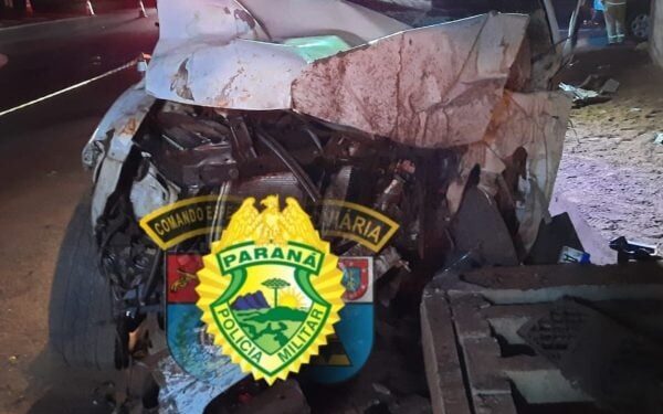 Motorista perdeu controle e bateu de frente contra base de viaduto (Foto: PRE)