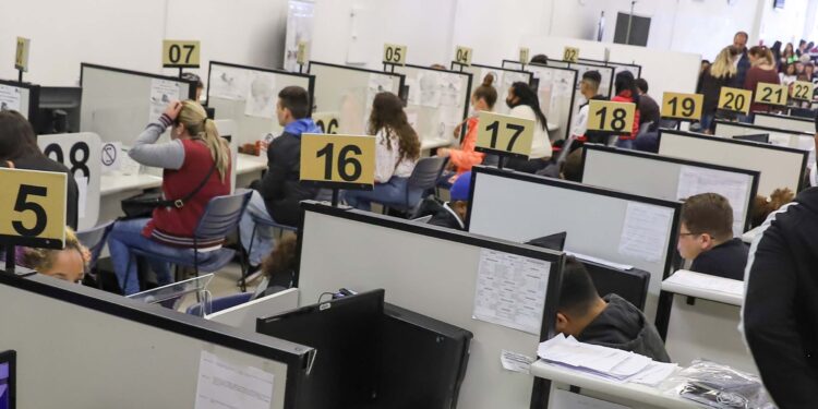 Estado promove mutirão de emprego com 1.784 vagas para operador de telemarketing na Agencia do Trabalhador.
Foto: Geraldo Bubniak/AEN