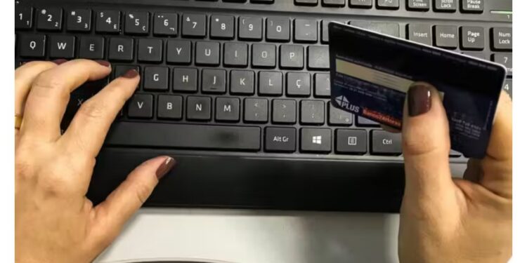 Com as novas regras para compra de importados, compras de até US$ 50 terão isenção do IPI, o imposto federal. - Foto: Reprodução/Marcello Casal (Agência Brasil).