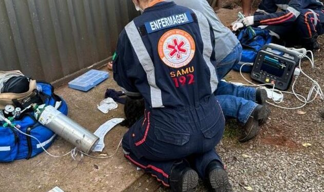 Os socorristas tentaram reanimá-la por quase uma hora, mas ela não resistiu a forte descarga elétrica. (Foto: Samu)