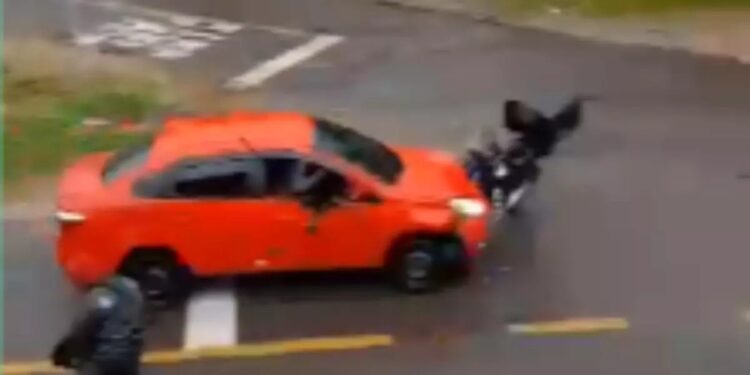 Motociclista não foi atingido pelo carro (Foto: Reprodução / Redes Sociais)