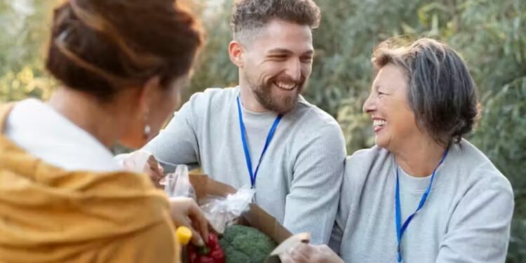 O trabalho voluntário realizado por idosos pode ajudar muito na saúde mental, diminuindo a chance do aparecimento de demência. Foto: Reprodução/Freepik.
