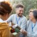 Ser voluntário ajuda idosos a melhorar memória e diminuir risco de demência