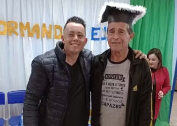 Idoso se forma aos 79 após prometer: ‘Não vou morrer analfabeto’