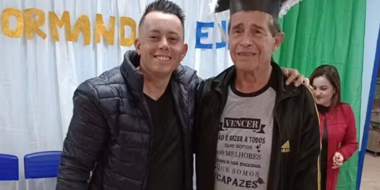 O idoso não desiste e se forma no Ensino Médio após fazer promessa aos filhos. - Foto: arquivo pessoal