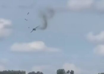 Pilotos escapam da morte e pulam de avião em queda; aeronave explodiu