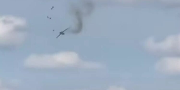Nas imagens gravadas por um visitante da atração, é possível ver o momento em que os pilotos saltam de paraquedas pouco antes de a aeronave sumir do campo de visão da câmera e uma explosão surgir ao fundo. (Foto: Reprodução/ Twitter)