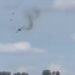 Pilotos escapam da morte e pulam de avião em queda; aeronave explodiu