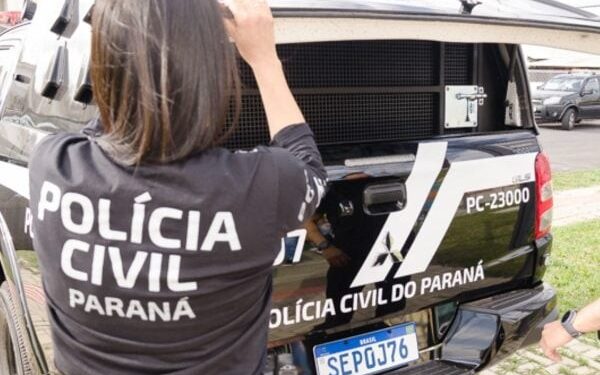 Mulher foi presa em flagrante enquanto pedia ajuda a familiares (Foto: Fábio Dias/PCPR)