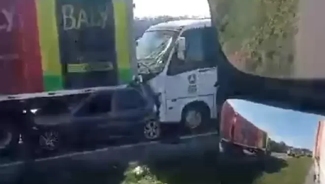 O Palio foi parar debaixo de uma carreta bitrem.
Foto: Reprodução