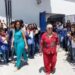 Professora se aposenta e ganha surpresa: “corredor de palmas” após 55 anos na educação