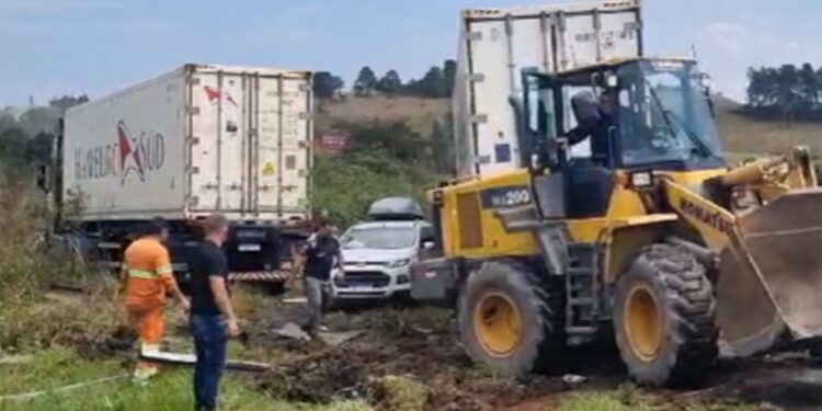 Equipes trabalharam na remoção dos veículos para liberação da pista durante todo o dia (Foto: PRF)