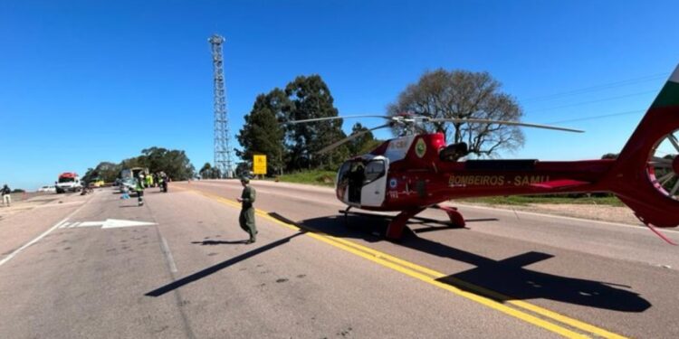 Mulher de 67 anos foi transportada de helicóptero ao hospital (Foto: BPMOA)
