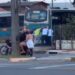 Passageiros empurram ônibus no PR após coletivo ter problemas mecânicos; vídeo