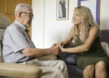 Cuidadores de pacientes com Alzheimer precisam de atenção e proteção