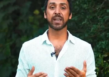 Família autoriza doação de córneas do maquiador Rico Tavares