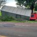 Caminhoneiro fica ferido em acidente na PR-439