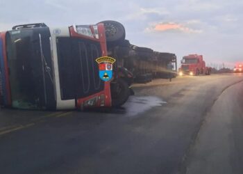 Norte Pioneiro: Caminhão tomba na PR-092 e deixa motorista ferido