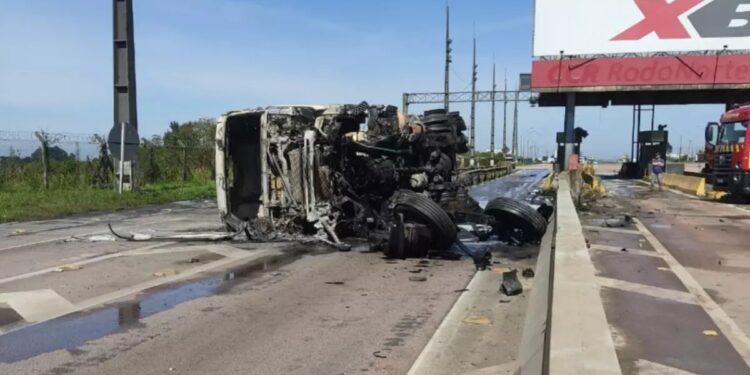 Veículo bateu em estrutura de pedágio e tombou na rodovia (Foto: PRF)