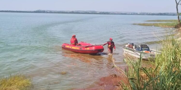 Bombeiros foram acionados por pescadores, que encontraram corpo boiando (Foto: Sub. Tenente Bordin/ Corpo de Bombeiros)
