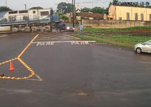O carro para na linha férrea e é atingido pela locomotiva. (Foto: Reprodução)